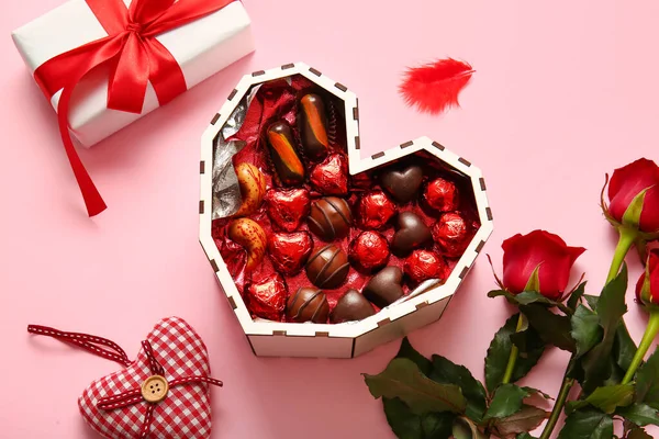 Pudełko Kształcie Serca Smacznymi Czekoladowymi Cukierkami Różami Prezentem Różowym Tle — Zdjęcie stockowe