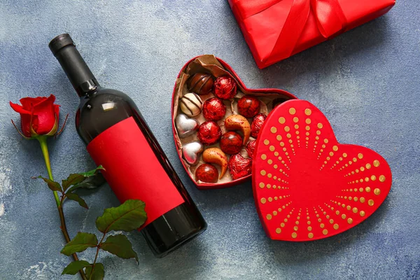 Boîte Forme Coeur Avec Savoureux Bonbons Chocolat Rose Bouteille Vin — Photo
