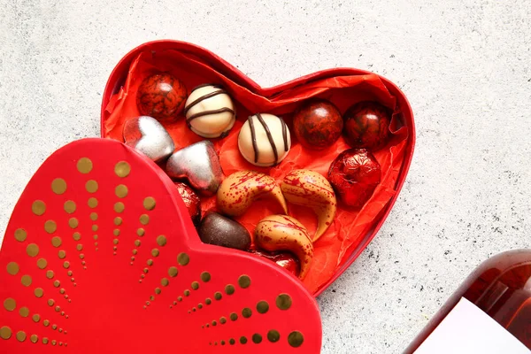Caixa Forma Coração Com Doces Chocolate Saborosos Fundo Claro — Fotografia de Stock