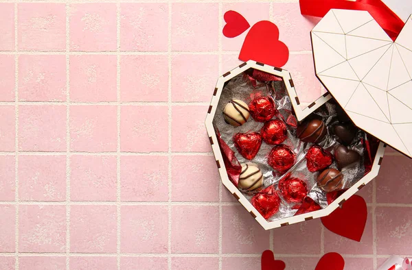 Caixa Forma Coração Com Doces Chocolate Saborosos Fundo Telha — Fotografia de Stock