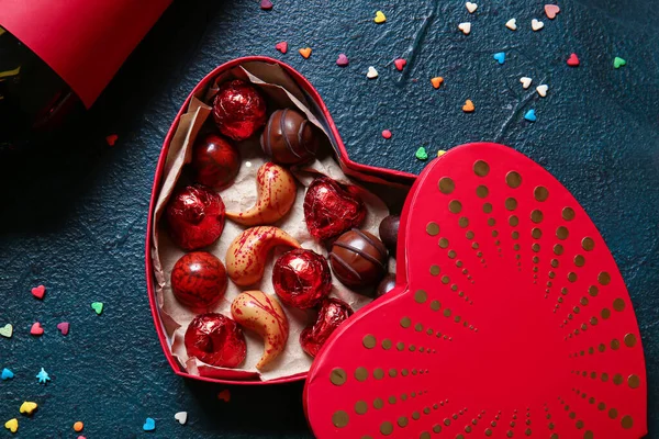 Kalp Şeklinde Bir Kutu Siyah Arka Planda Lezzetli Çikolata Şekerlemeleri — Stok fotoğraf