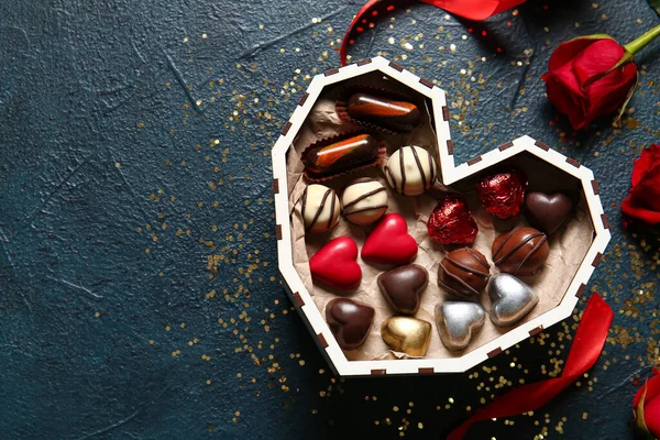 Коробка Форме Сердца Вкусными Шоколадными Конфетками Черном Фоне — стоковое фото