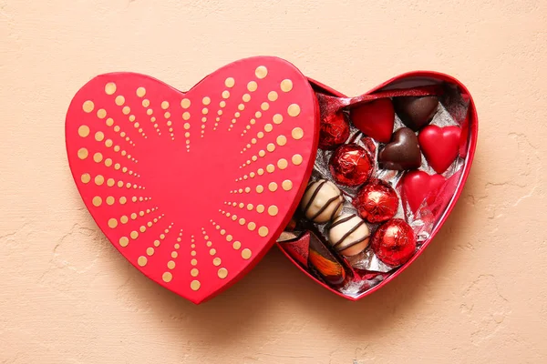 Caixa Forma Coração Com Doces Chocolate Saborosos Fundo Bege — Fotografia de Stock