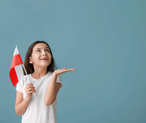 Petite Fille Mignonne Avec Drapeau Pologne Sur Fond Couleur — Photo