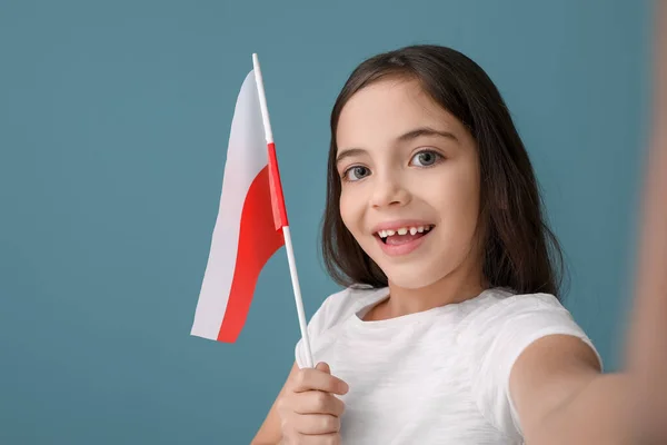 Милая Маленькая Девочка Флагом Польши Делает Селфи Цветном Фоне — стоковое фото