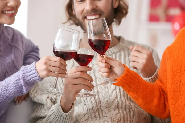 Homem Duas Mulheres Bonitas Bebendo Vinho Casa Conceito Poliamor — Fotografia de Stock