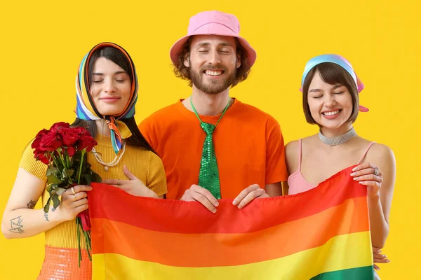 Hombre Dos Mujeres Hermosas Ropa Colorida Con Bandera Del Arco —  Fotos de Stock