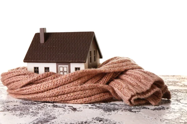 Huis Model Met Beige Sjaal Tafel Tegen Een Witte Achtergrond — Stockfoto