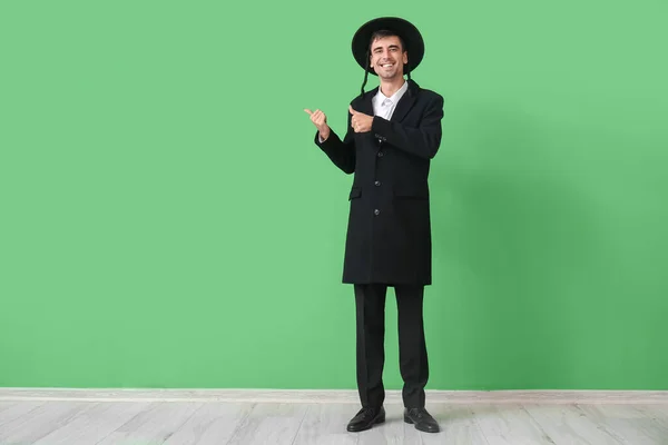 Hasidic Jewish Man Pointing Something Color Background — Stock Photo, Image
