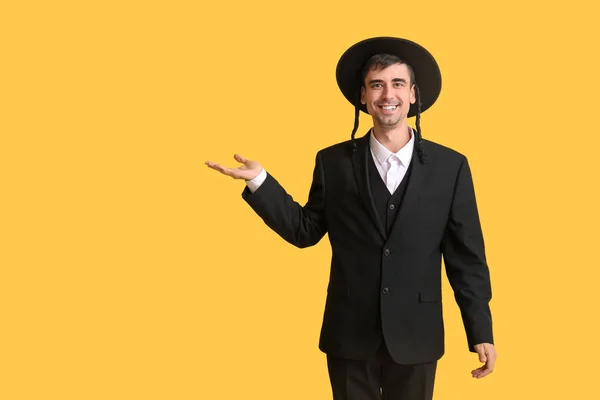 Hasidic Εβραίος Άνθρωπος Δείχνει Κάτι Στο Φόντο Χρώμα — Φωτογραφία Αρχείου