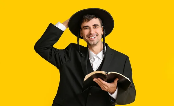 Chassidischer Jüdischer Mann Mit Tora Auf Farbigem Hintergrund — Stockfoto