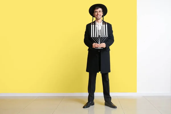 Homme Juif Avec Menorah Sur Fond Couleur — Photo