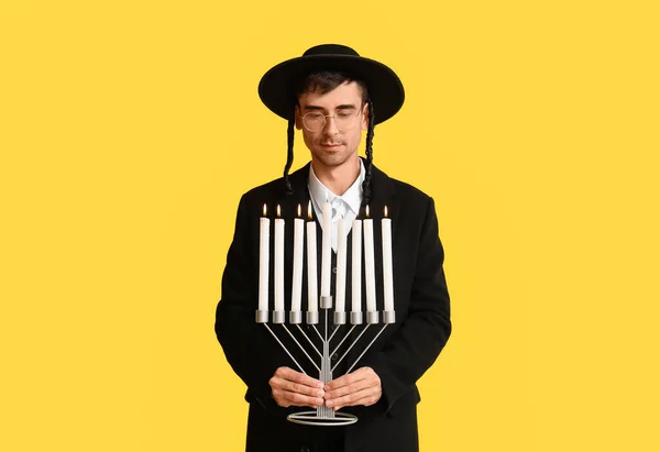 Joodse Man Met Menorah Kleur Achtergrond — Stockfoto