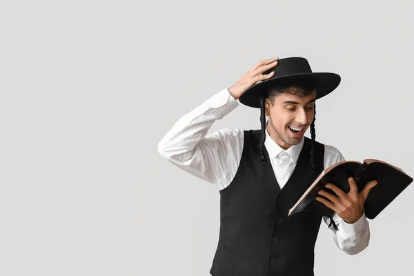 Feliz Hasidic Judeu Homem Com Torá Fundo Luz — Fotografia de Stock