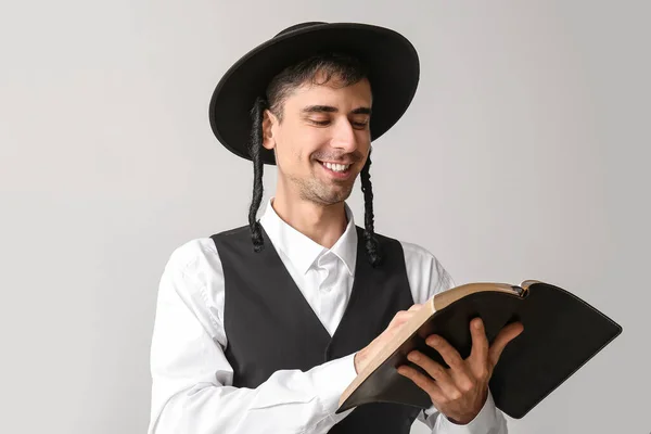 Hasidic Judeu Homem Com Torá Fundo Luz — Fotografia de Stock