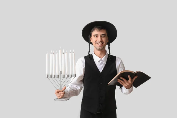 Judisk Man Med Torá Och Menorah Ljus Bakgrund — Stockfoto