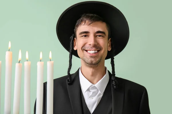 Judisk Man Med Menorah Färg Bakgrund — Stockfoto
