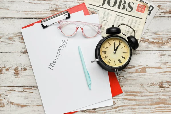 Área Transferência Com Palavra Menopause Óculos Jornal Despertador Fundo Madeira — Fotografia de Stock