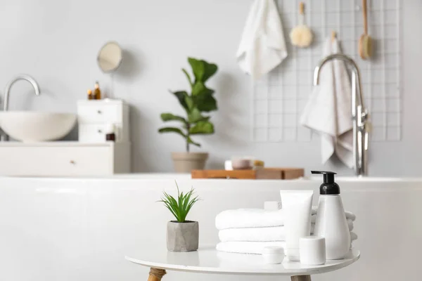 Kosmetikprodukte Handtücher Und Pflanzen Auf Dem Tisch Badezimmer — Stockfoto