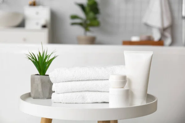Kosmetikprodukte Handtücher Und Pflanzen Auf Dem Tisch Badezimmer — Stockfoto