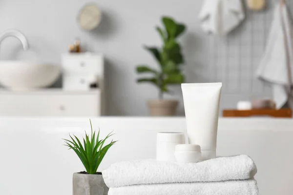 Set Kosmetikprodukte Handtücher Und Pflanzen Badezimmer — Stockfoto