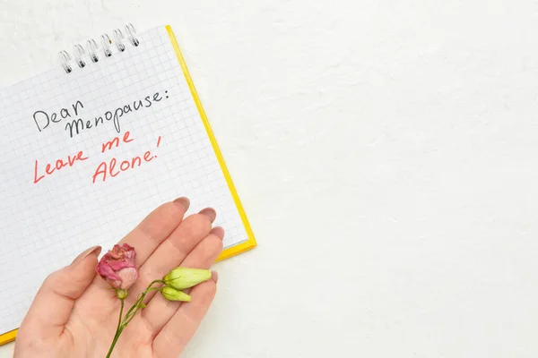 Taccuino Con Testo Cara Menopausa Lasciami Pace Mano Femminile Rosa — Foto Stock