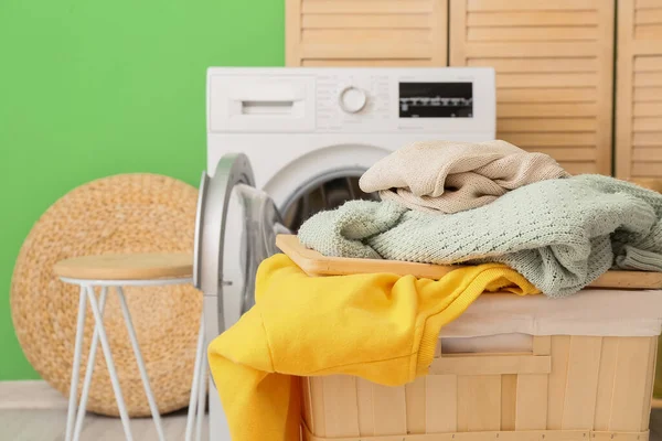Wäschekorb Mit Schmutziger Kleidung Und Waschmaschine Der Nähe Der Wand — Stockfoto
