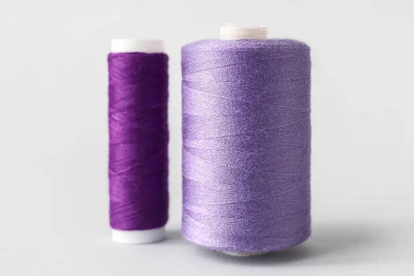 Фіолетові Швейні Нитки Світлому Фоні — стокове фото