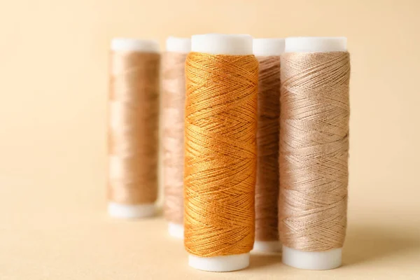 Beige Sewing Thread Spools Light Background — Stock Photo, Image