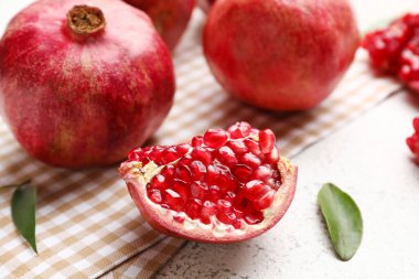 Hafif arkaplanda olgun, lezzetli nar.