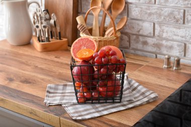 Mutfak tezgahında taze meyve dolu sepet.