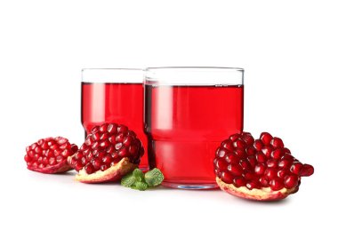 Beyaz arka planda lezzetli nar suyu bardakları