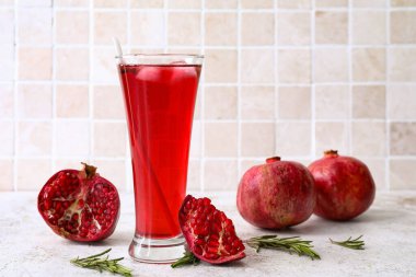 Masada bir bardak buzlu nar suyu.