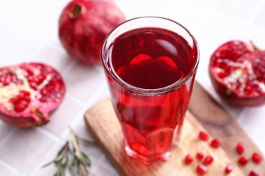 Fayans zemininde bir bardak lezzetli nar suyu.