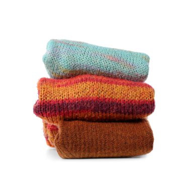 Beyaz arka planda sıcak kadın süveteri yığını