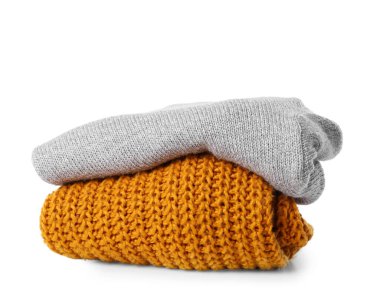 Beyaz arka planda katlanmış süveterler.