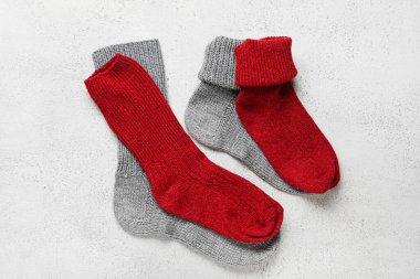 Açık arkaplanda örülmüş şık çoraplar