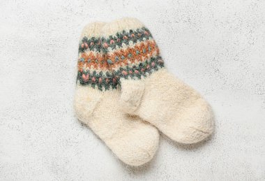 Açık arkaplanda bir çift örgü çorap.