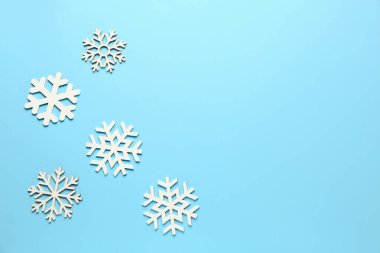 Mavi arka planda güzel farklı kar taneleri