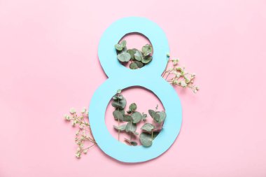 Pembe arka planda Uluslararası Kadınlar Günü için güzel çiçekli kompozisyon