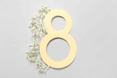 Gri arkaplanda Uluslararası Kadınlar Günü için güzel çiçekli kompozisyon