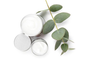 Beyaz arka planda doğal kozmetik kremi olan kavanozlar