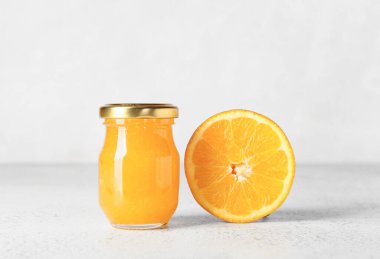 Cam kavanoz arkaplanda lezzetli portakal reçeli