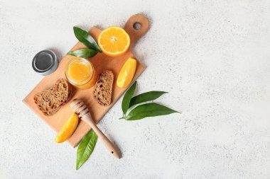 Lezzetli portakal reçeli, ekmek ve yapraklar hafif arkaplanda