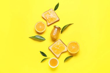 Lezzetli turuncu reçelli kompozisyon ve sarı arka planda ekmek