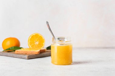 Cam kavanoz arkaplanda lezzetli portakal reçeli