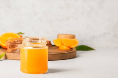 Cam kavanoz arkaplanda lezzetli portakal reçeli