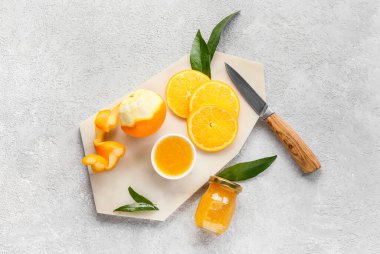 Açık arkaplanda lezzetli turuncu reçelli kompozisyon