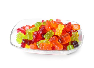 Beyaz arka planda lezzetli jöle ayıcıkları olan kase