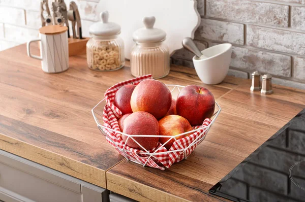 Basket Fresh Apples Kitchen Counter — Stock Photo, Image